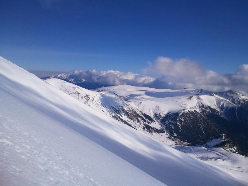 Las primeras nevadas por el Pirineo Oriental nos animaron a hacer una salida a la montaña. Os dejamos un pequeño reportaje de la salida.