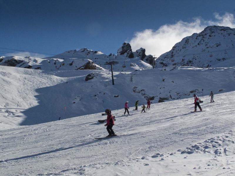 Vallnord abrió el fin de semana pasado el sector Arcalís de manera parcial y con ello la temporada de invierno. Unos 2.700 esquiadores acudieron a la estación de esquí andorrana.