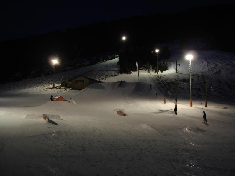 La estación andorra ofrece el único snowpark nocturno de la península.