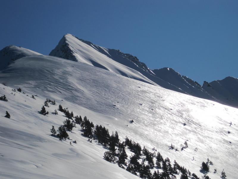 El Canigó es una montaña difícil por que es muy complicado encontrar buenas condiciones de nieve, y esta vez no fue una excepción. Fue una gran jornada a la que le faltó la guinda.