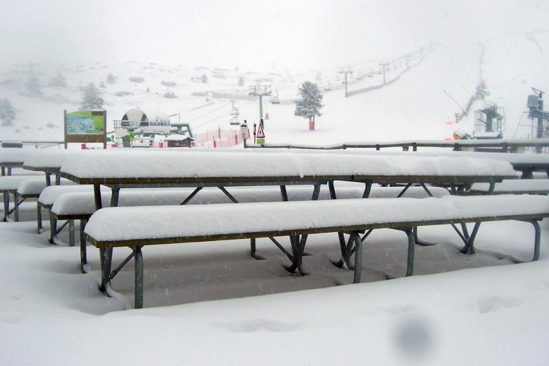 Las precipitaciones de las últimas horas dejan más de 25 centímetros de nieve en las estaciones de Teruel.