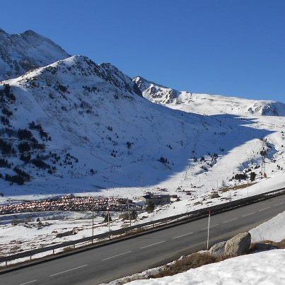 En un primer balance, la estación de esquí de Porté-Puymorens cierra este 2012 con unas cifras de esquiadores que ponen de relieve que ha sido el mejor inicio de una temporada de esquí de los últimos años para la acogedora estación del valle del Querol.