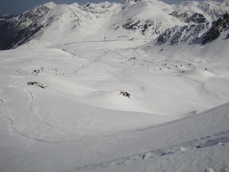 Debido a la excepcional cantidad de nieve que cubre todo el pirineo, la estació de Porté Puymorens han decidido abrir sus instalaciones el primer fin de semana de Junio.