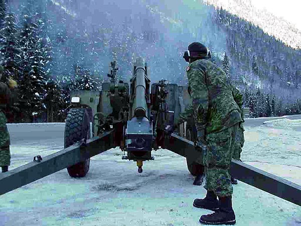 En algunas áreas de Canadá se controlan los aludes con artillería pesada