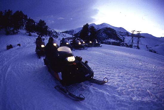 El sector de Vallnord ofrece la posibilidad de disfrutar de motos de nieve nocturnas y cenas al aire libre 